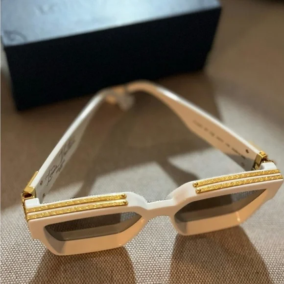 Louis Vuitton 1.1 Millionaires Sunglasses

$895.00 + tax unisex, good condition - Picture 4 of 6